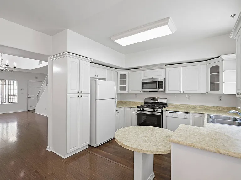 Large-Size, Open-Concept Kitchen