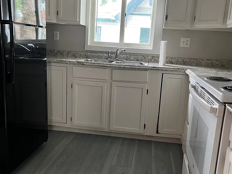 280 Main St #4 — Photo 4