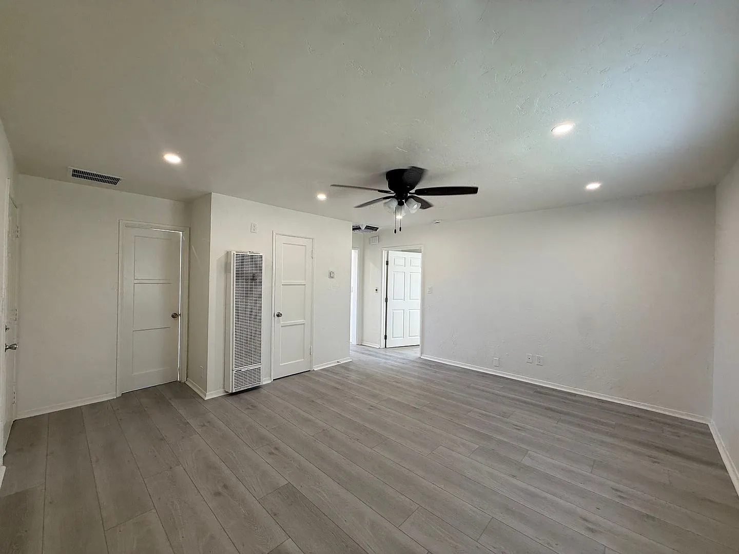 Rosamond 1 Bedroom + 1 Bathroom Available!! — Photo 4