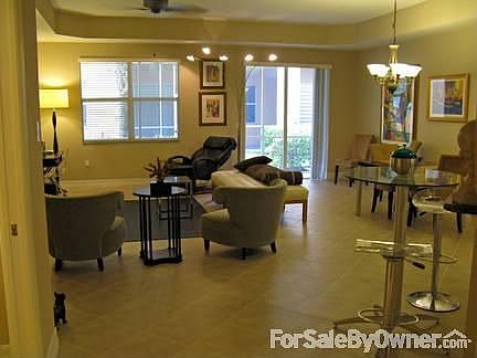 Open Floorplan: Living and Dining.
						:
						All Tile Floors on 1st Level.