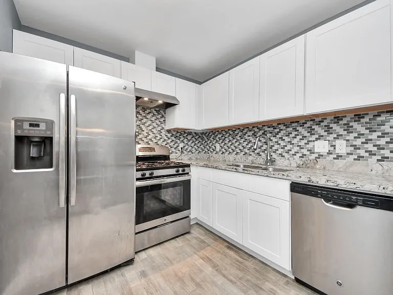 109 Eastwood St — Photo 2