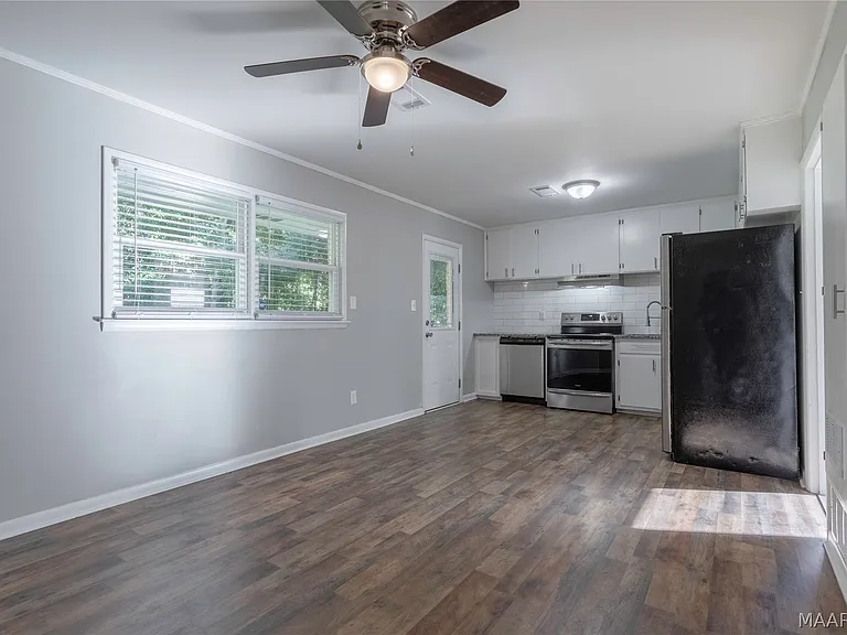 221 Moncrief St — Photo 7