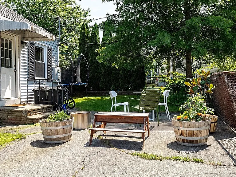10 Dismukes St — Photo 3
