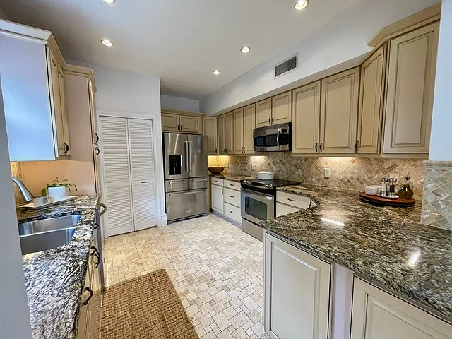 Perfect kitchen to cook while socializing!