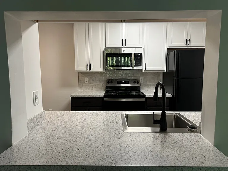 Hilltop Apartments — Photo 10