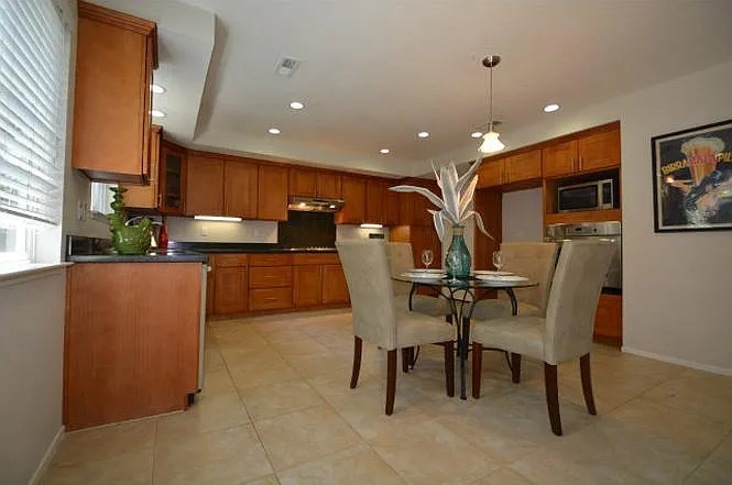 570 Altamont Dr — Photo 5