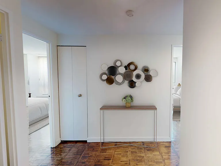 424 Yonge St — Photo 7