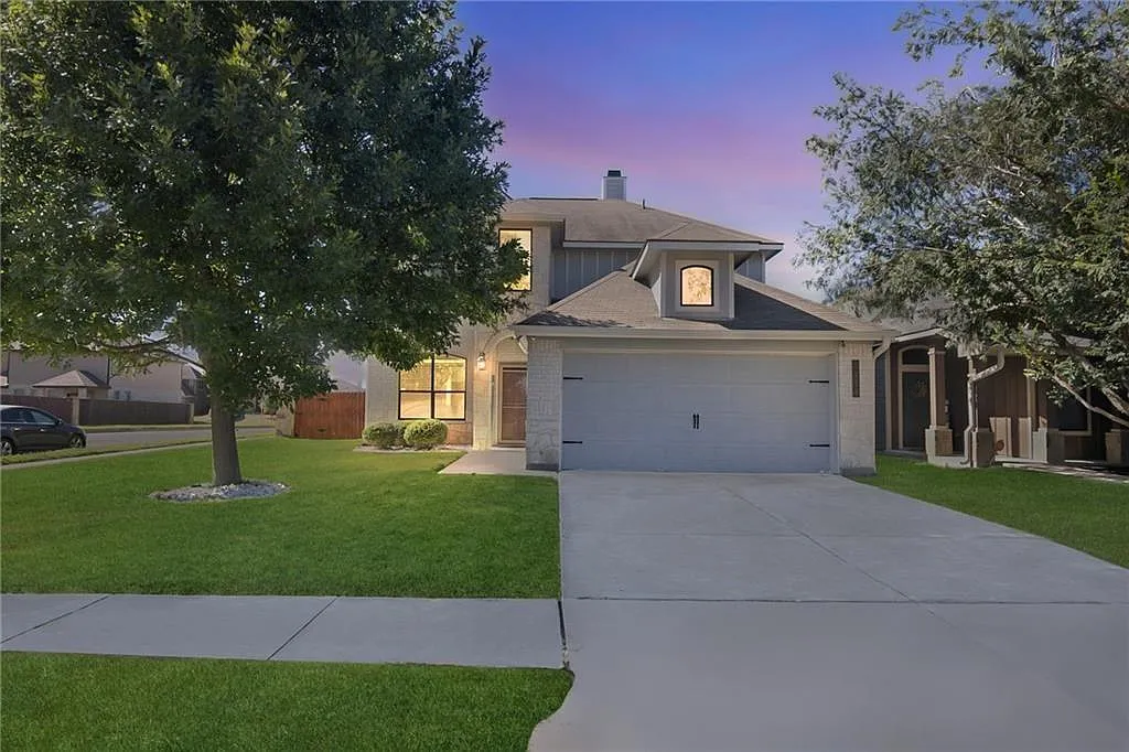 4 bed, 2.5 bath, 2501 sqft, $2,350 — Photo 2