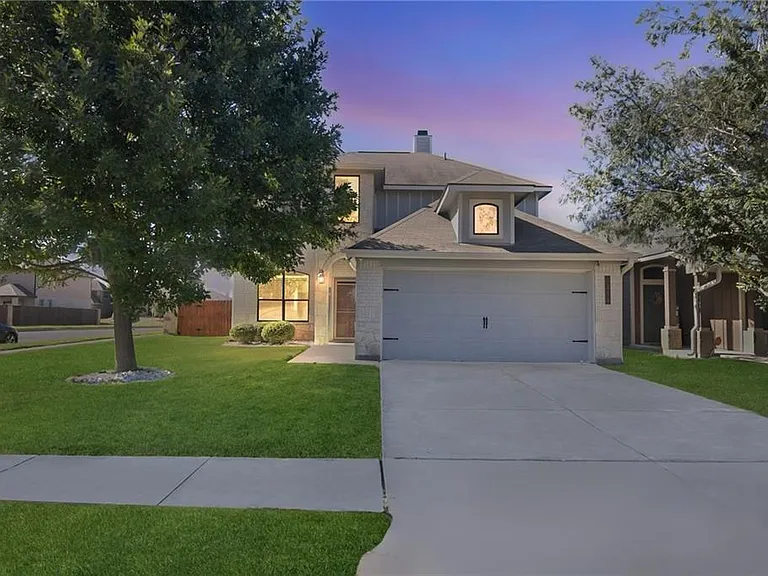 3418 Castleton Dr — Photo 2