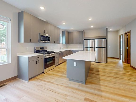 4th image of 716 13th Ave SE Unit 1