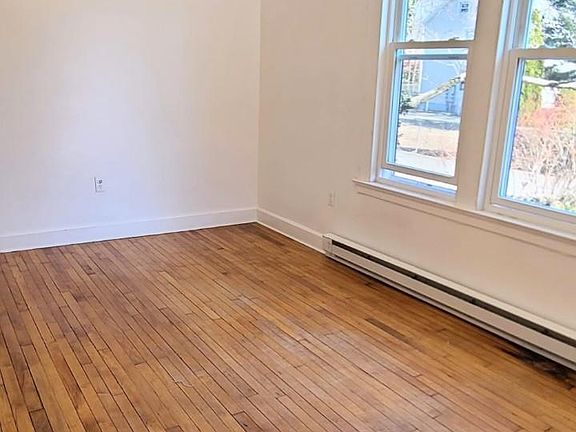 FRONT ROOM/LIVINGROOM