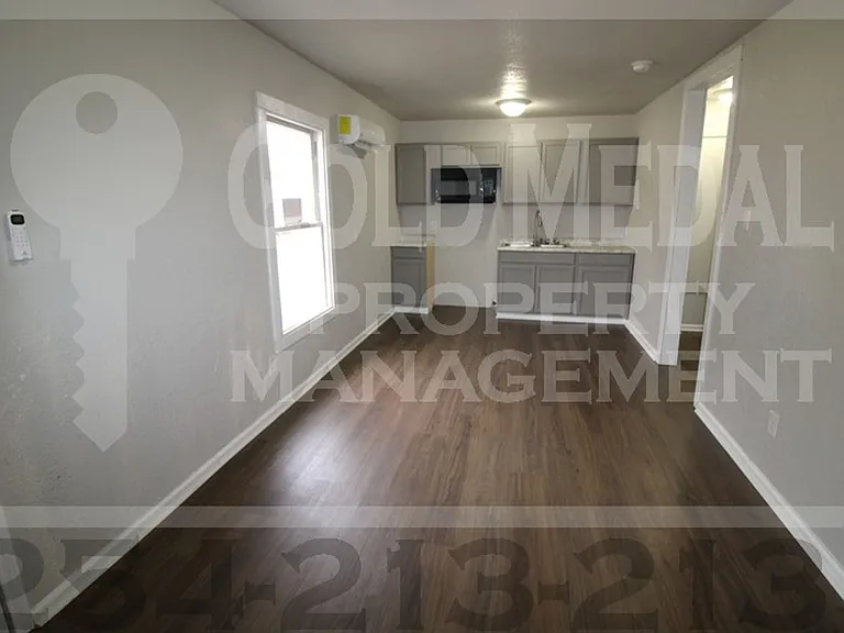 711 W Avenue C — Photo 9
