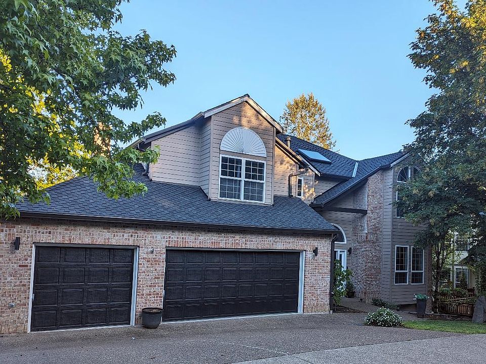 Front of home with 3 car garag