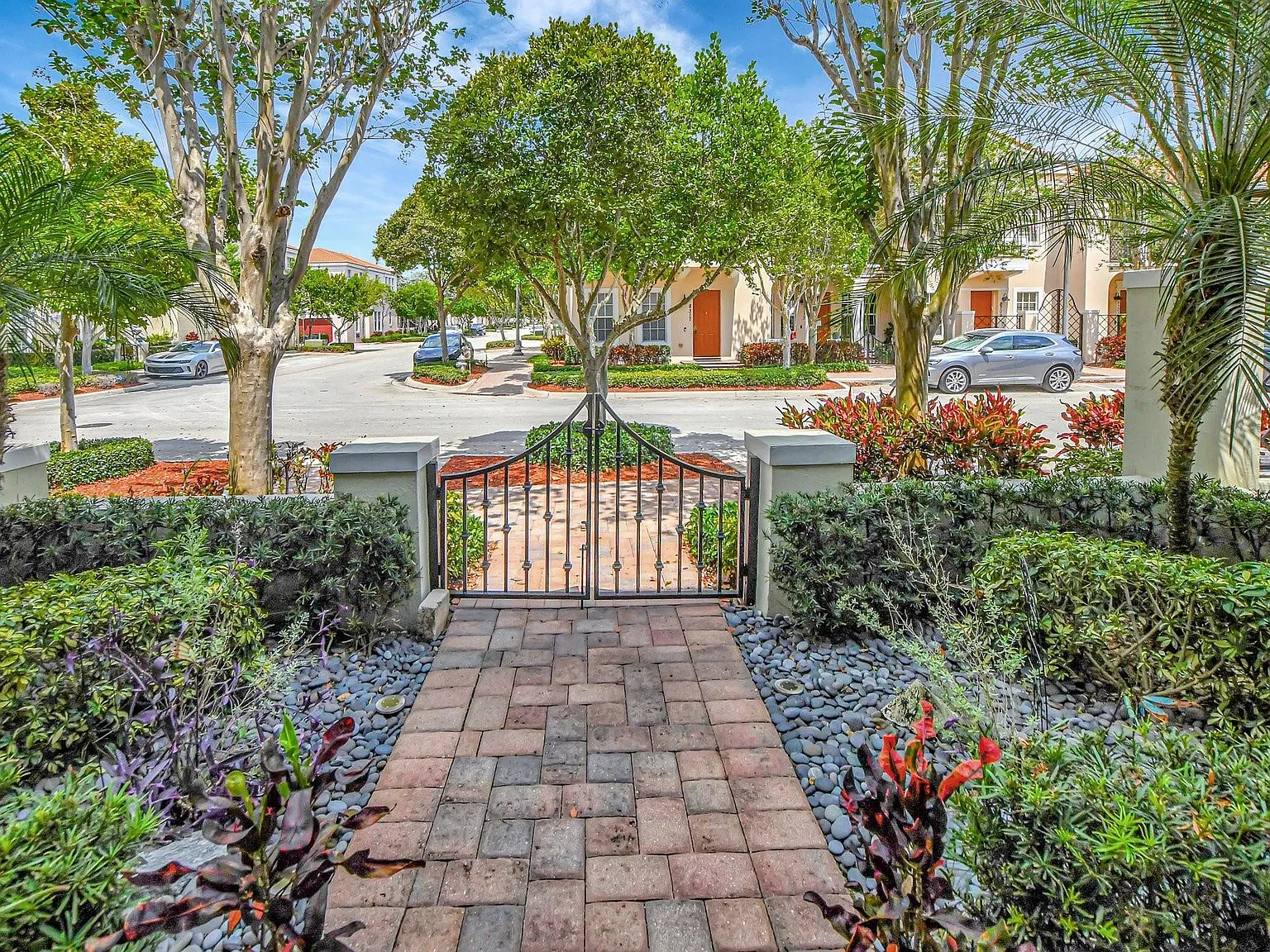 2 bed, 2.5 bath, 1658 sqft, $3,800 — Photo 3