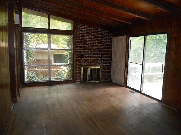 3rd image of 3531 Raymond Dr