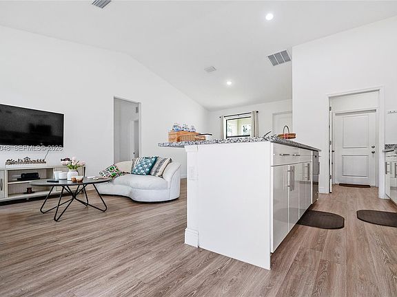 5th image of 8031 Sandy Cir