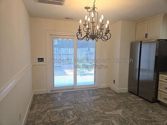 5th image of 2607 Dwight Pl