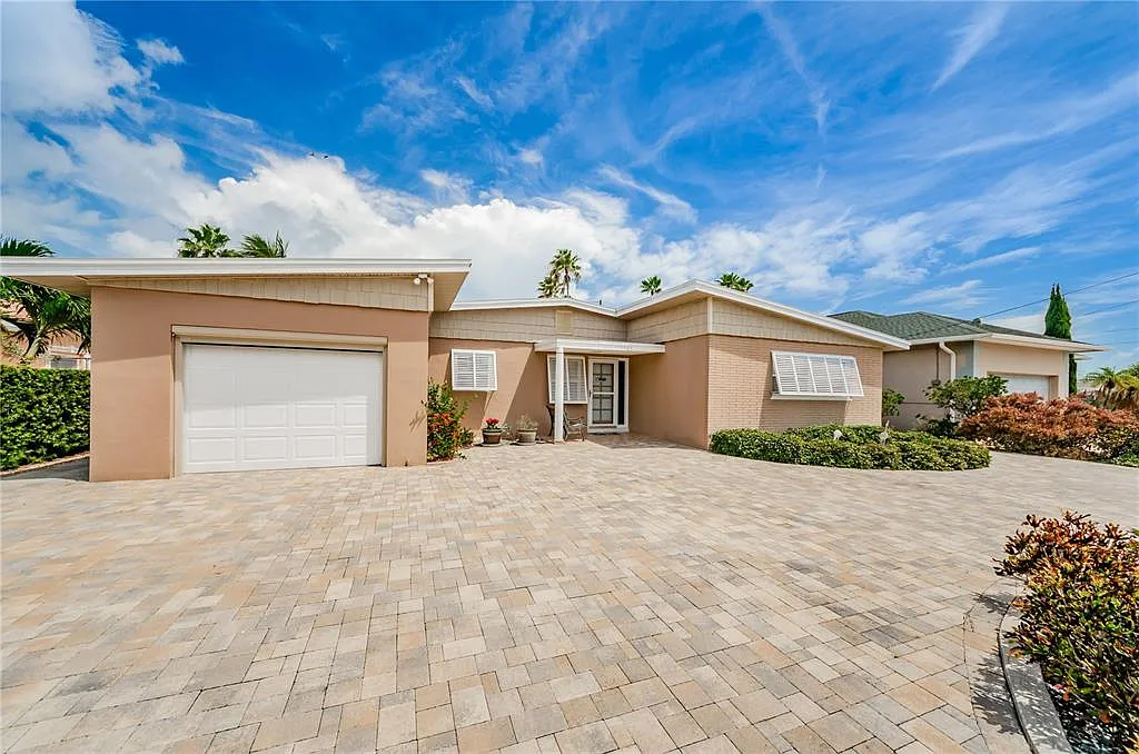 3 bed, 2.0 bath, 1618 sqft, $3,600 — Photo 2