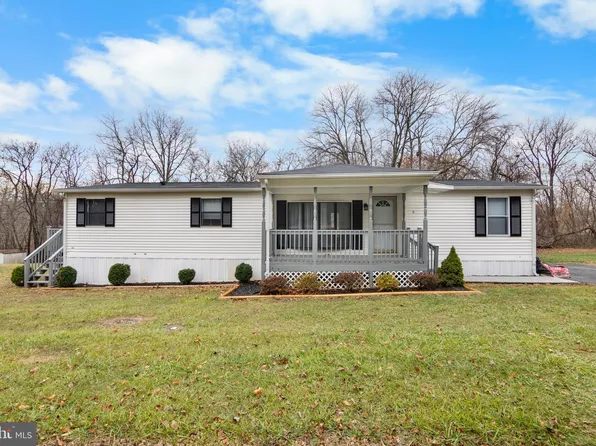 92 Pauls Pl, Falling Waters, WV 25419