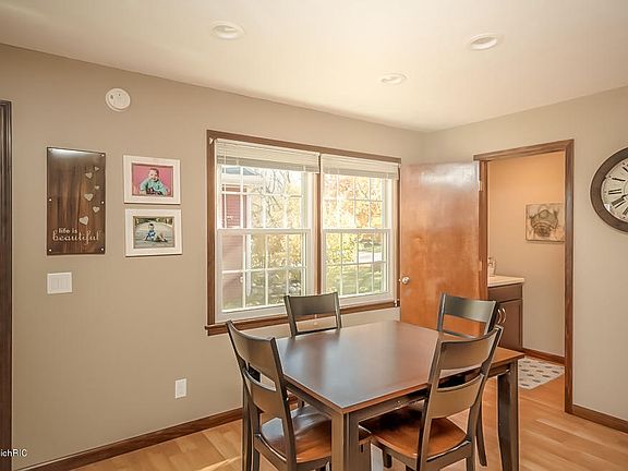 5th image of 2431 Woodbine Ave