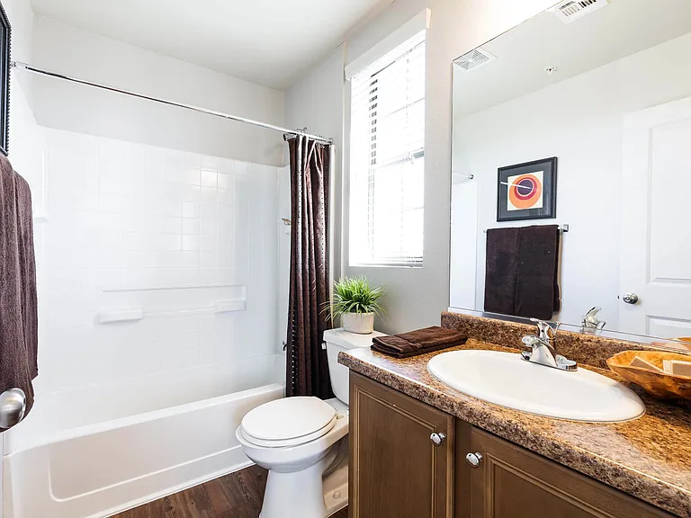 EVERETT APARTMENT HOMES — Photo 8
