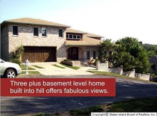 26 Berwick Pl, Staten Island, NY 10310