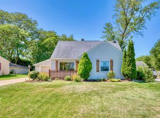 4635 N 100th St, Wauwatosa, WI 53225