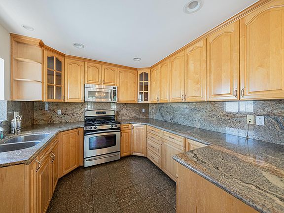 5th image of 666 W Doran St