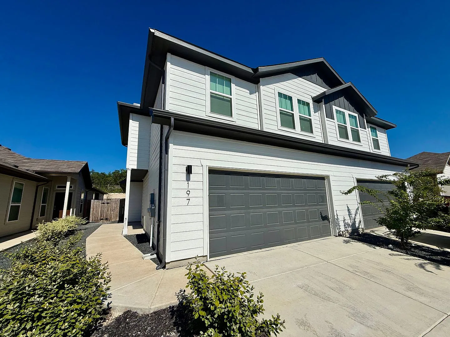 Want luxury living in the Far West ...Look no further...Amanda Park is it! — Photo 1