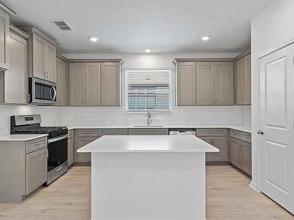 4th image of 279 Treadwell Ln