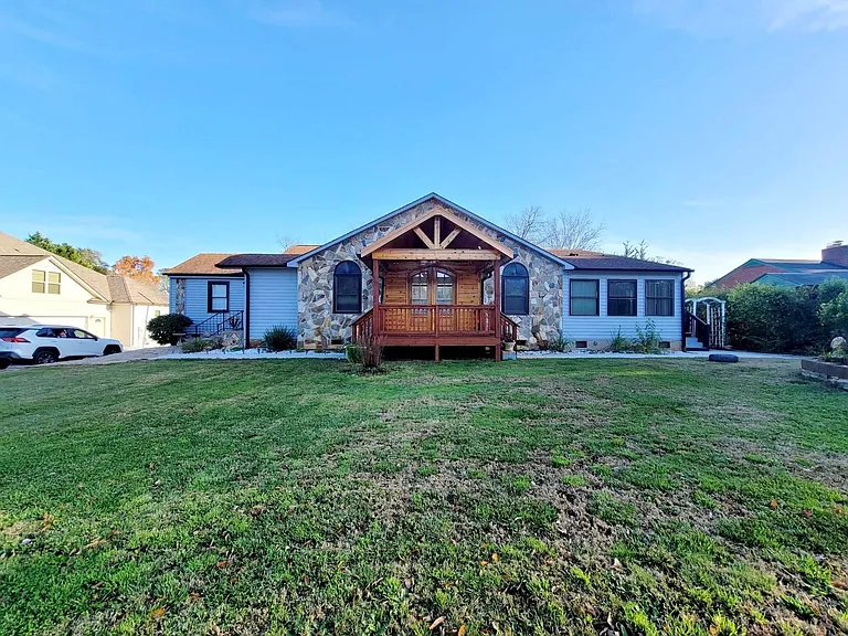 2010 E North St — Photo 1
