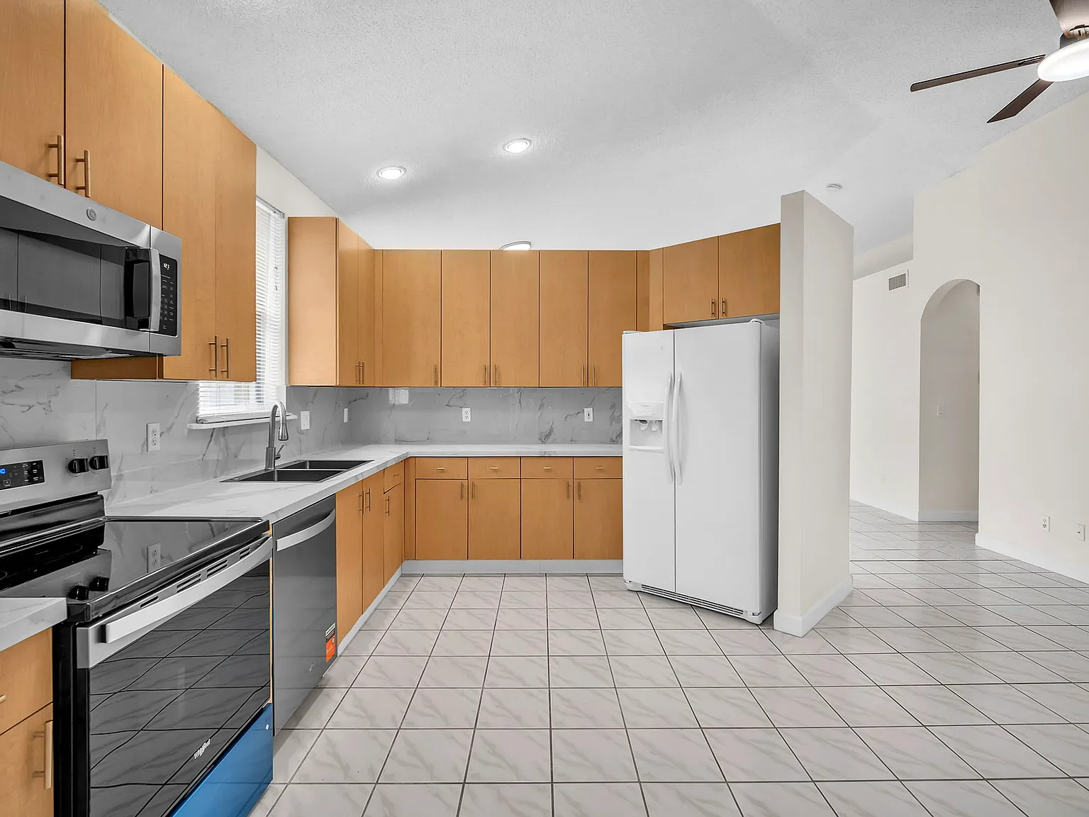 3 bed, 1370 sqft, $3,300 — Photo 3