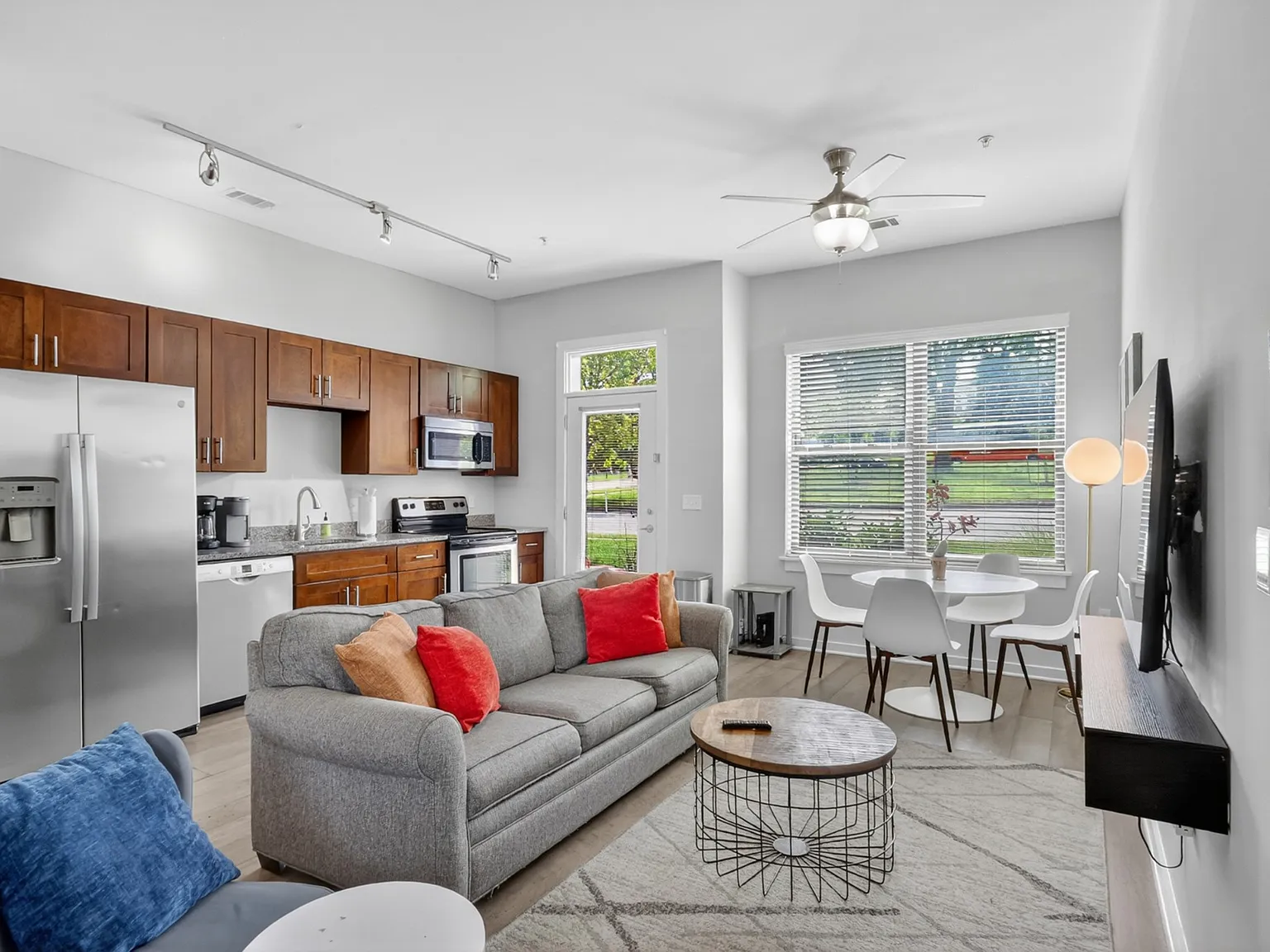 2 bed, 2.0 bath, 1044 sqft, $2,295 — Photo 2