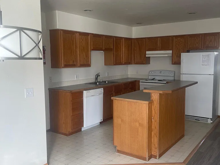 1420 S Skyline Dr — Photo 5