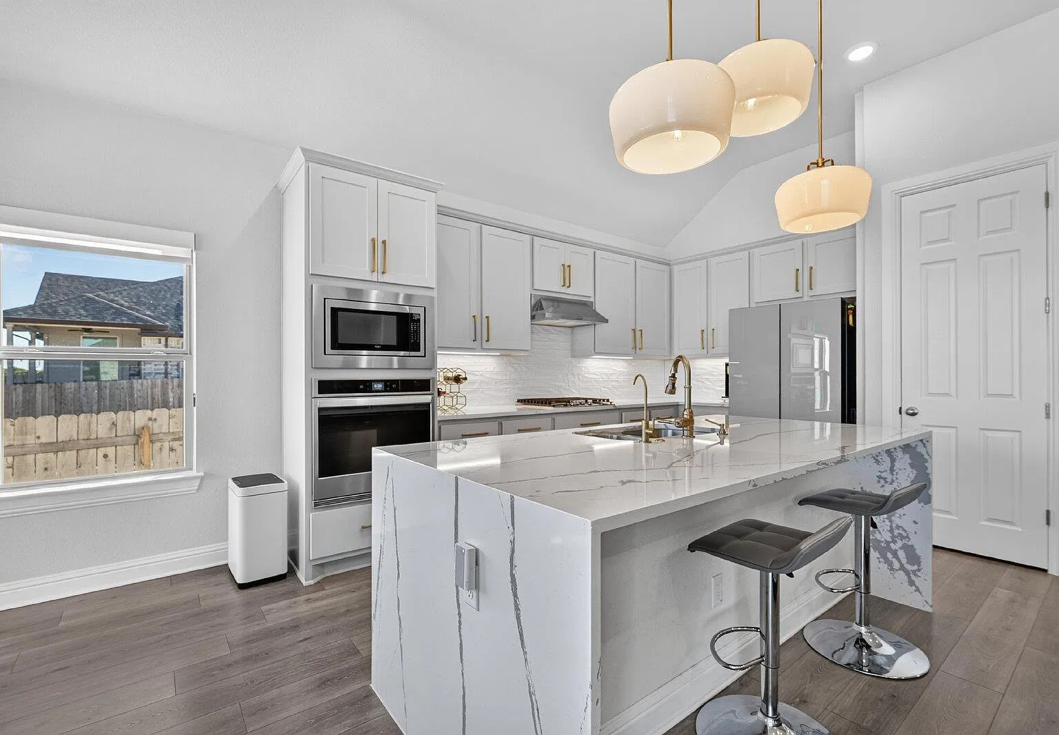 4 bed, 2.0 bath, 2250 sqft, $2,999 — Photo 3