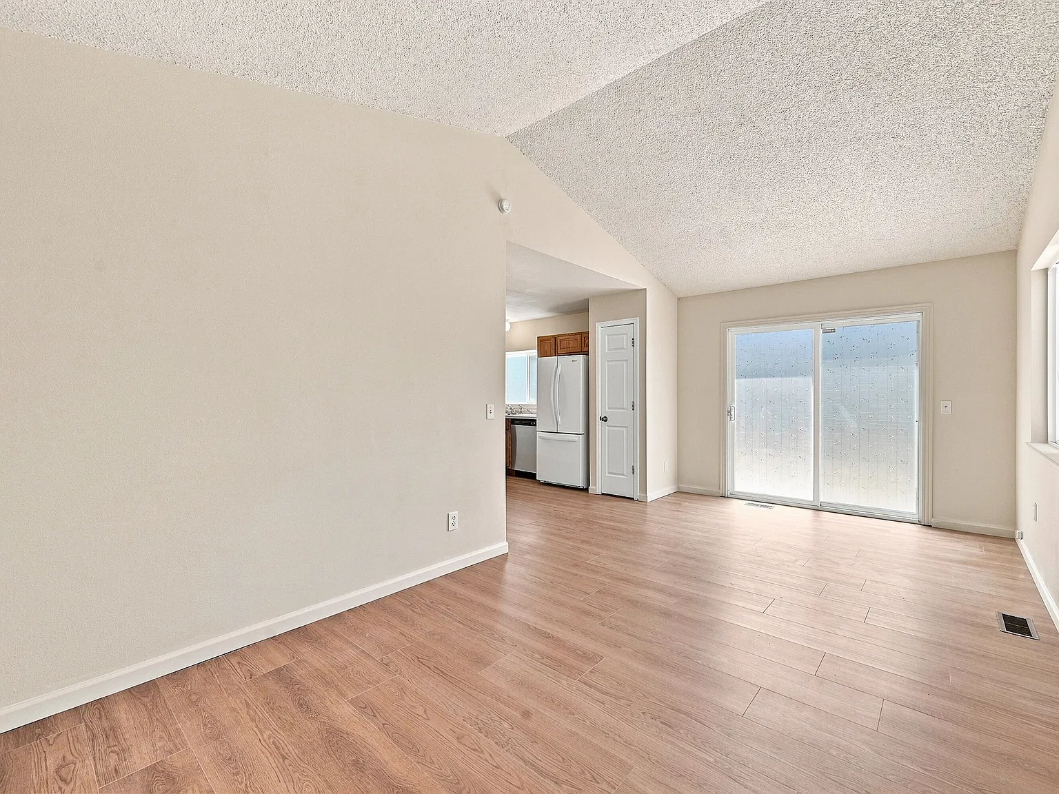 3 bed, 2.5 bath, 1735 sqft, $2,400 — Photo 4