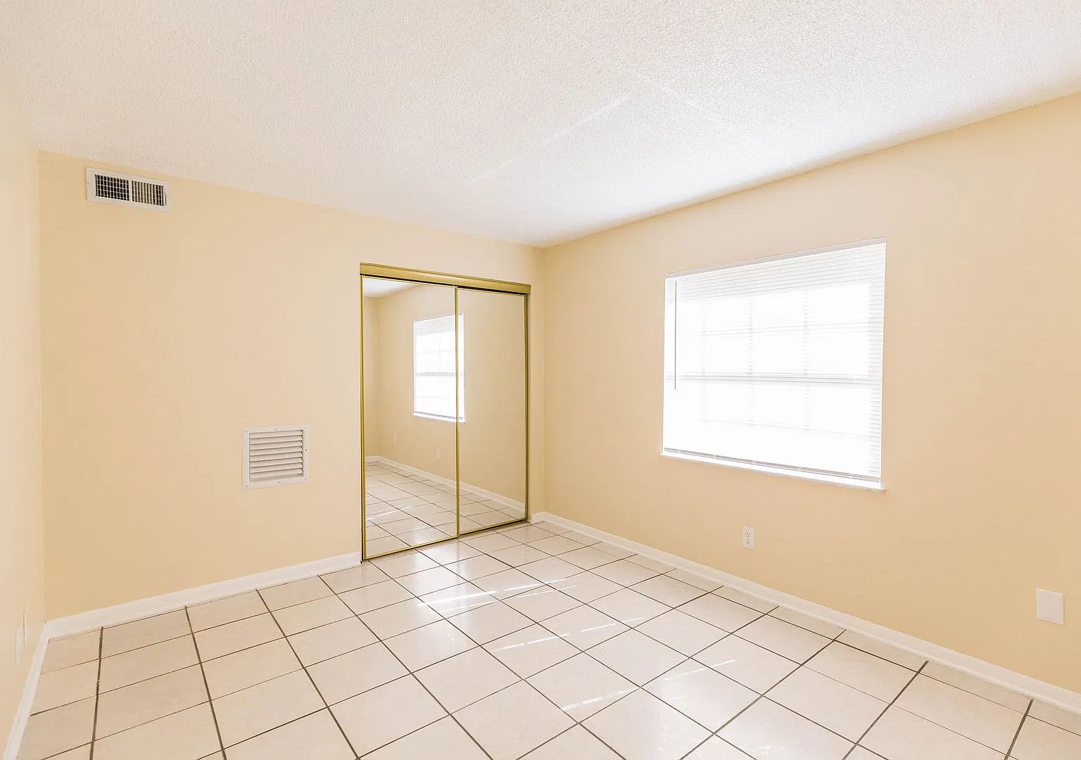 One-bedroom, one-bathroom Condo minutes away from the Mall at Millenia — Photo 3