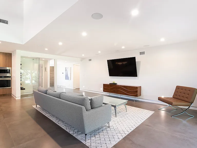 6561 Lasaine Ave — Photo 23