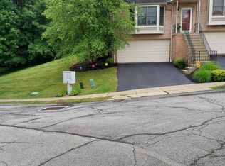 219 Woodcrest Dr, Coraopolis, PA 15108