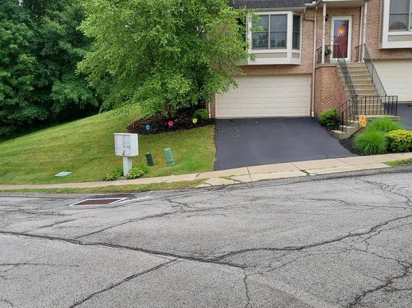 219 Woodcrest Dr, Coraopolis, PA 15108