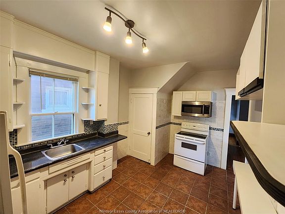 3rd image of 343 Randolph Ave Room 1