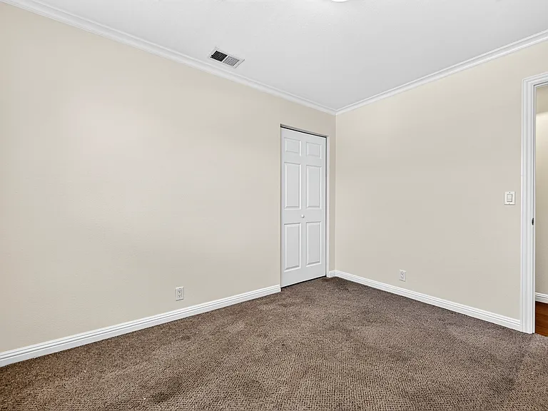 488 Jensen St — Photo 16