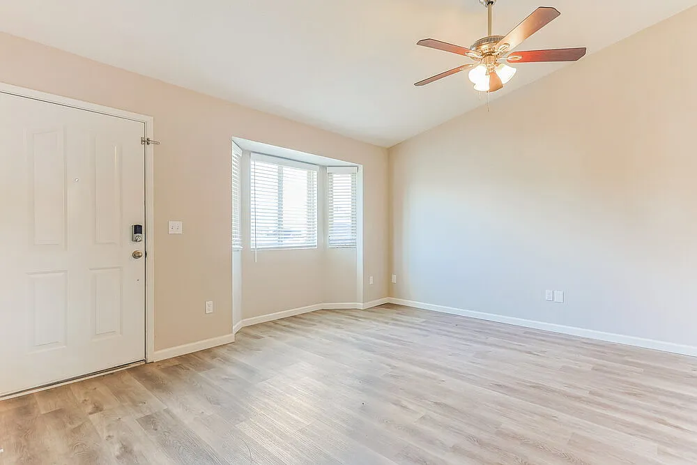 3 bed, 2.0 bath, 1232 sqft, $2,000 — Photo 3