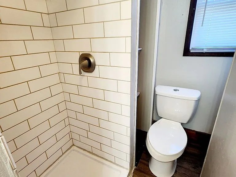912 Naomi St — Photo 10