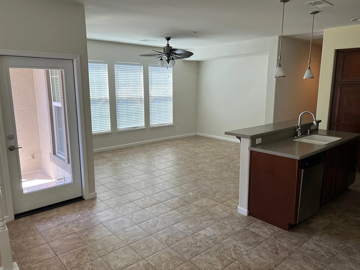 Building Photo - 207 W La Flor Ln