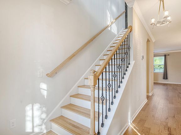 4th image of 104 Claremont Ct