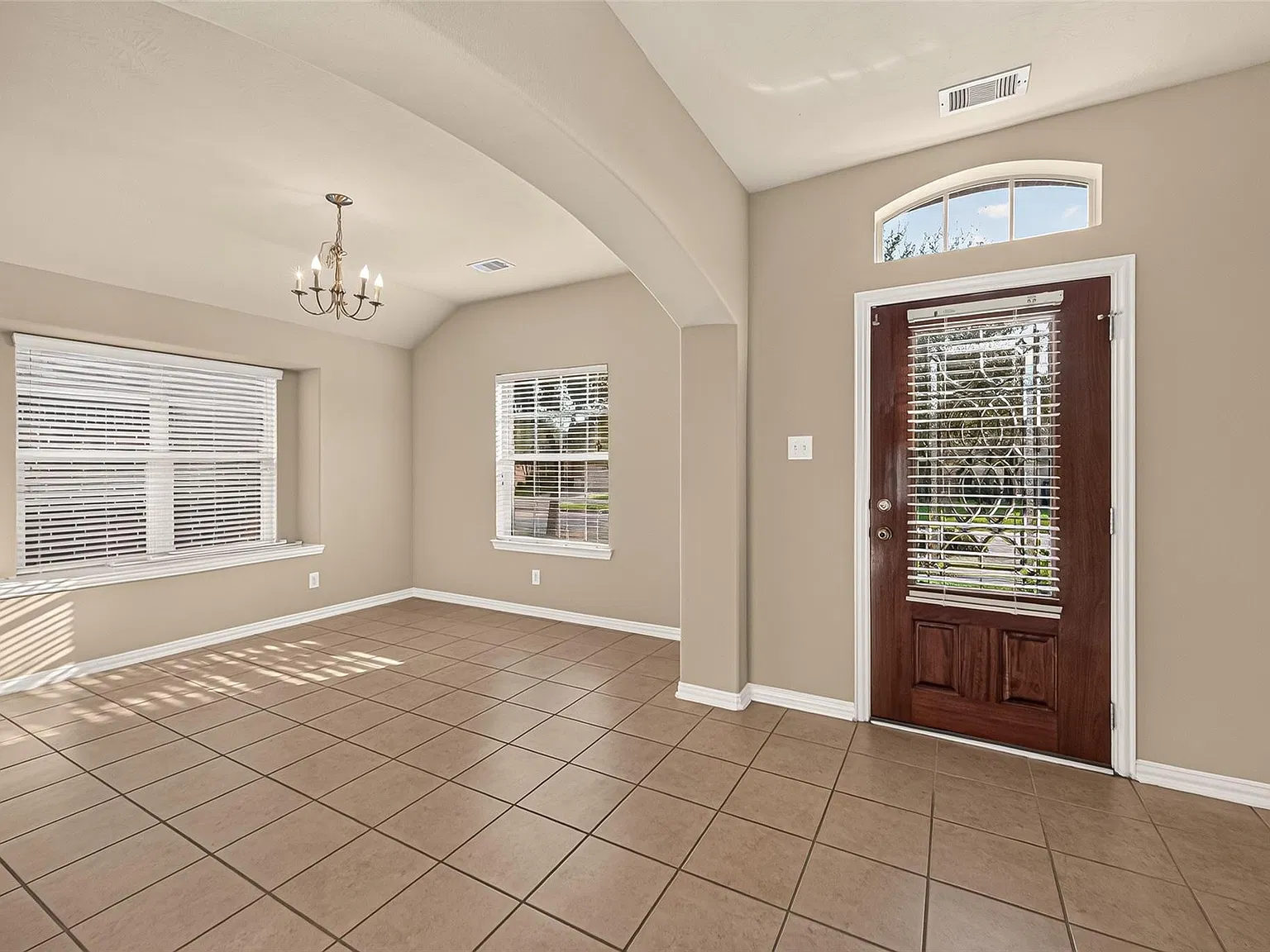 3 bed, 2.0 bath, 1686 sqft, $2,095 — Photo 3