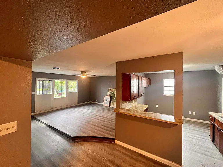 601 Scott Dr — Photo 2