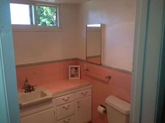 Restroom w Shower and Tub