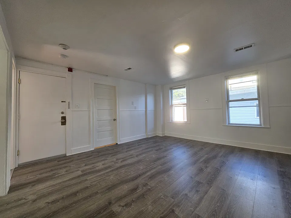  212 Burnside Ave 1stflr 4b/1b Renovated Hardwoods Freshpaint Petsok